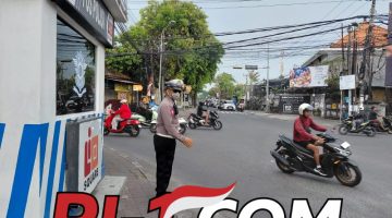 Urai Kepadatan Lalin Pagi Hari Personel Polsek Kuta Utara Lakukan Pengaturan
