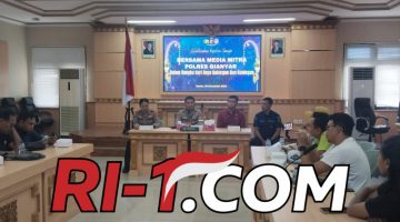 Kapolres Gianyar Beri Bingkisan dan Himbau Media Terkait Penanganan Kasus Berat di Hari Raya Galungan