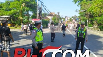 Polsek Dentim Bersama Pecalang Kawal Pecaruan Ida Ratu Pura Kawitan di Denpasar Timur