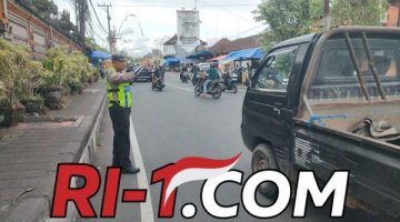 Tingkatkan Keselamatan Pengguna Jalan, Personel Polsek Abiansemal Gelar Pengaturan Lalin Minggu Sore
