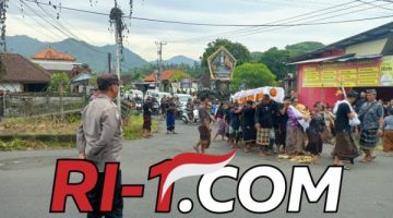 Bhabinkamtibmas Desa Gunaksa Bersinergi Amankan Prosesi Pengabenan Warga