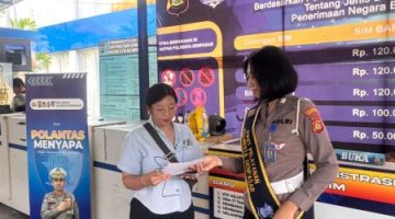 Personel Satpas Polresta Denpasar Berikan Pelayanan Prima kepada Pemohon SIM