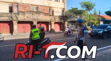 Personil Unit Lalu Lintas Polsek Dentim Laksanakan Pengaturan dan Penjagaan Arus Lalu Lintas di Titik Rawan Kepadatan Pagi Hari