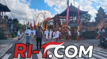 Sinergitas Bhabinkamtibmas dan Pecalang Amankan Upacara Mendak Toye di Kelurahan Beng