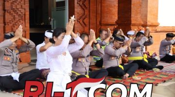 Polres Bandara Ngurah Rai Gelar Persembahyangan Tumpek Landep, Maknai Ketajaman Pikiran dan Pengabdian