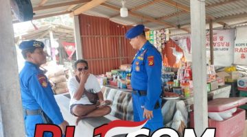 Polisi Banjar Satpolairud Polres Gianyar Sambangi Aktivitas Masyarakat di Pantai Masceti