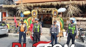 Personel Lantas Polres dan Polsek Klungkung Amankan Upacara Atma Wedana di Banjar Pande,