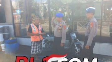 Satpolairud Polres Gianyar Laksanakan Polmas, Imbau Juru Parkir Tingkatkan Kamtibmas di Pantai Lebih