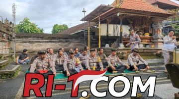 Sembahyang Bersama Purnama Sasih Jiyestha di Polsek Ubud, Wujudkan Sraddha dan Bhakti Personel
