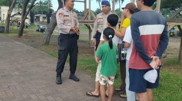 Polisi Banjar Satpolairud Polres Gianyar Sambangi Pengunjung Pantai Masceti, Berikan Imbauan Kamtibmas