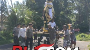 Bhabinkamtibmas Desa Singakerta Bersama Pecalang Amankan Upacara Ngaben Warga