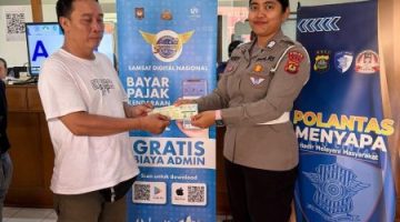 Optimalkan dalam Pelayanan, Personil Ditlantas Polda Bali Gelar Program Polantas Menyapa di UPT Samsat Sesetan Denpasar