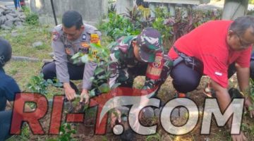 Bhabinkamtibmas Sumerta Kelod Hadiri Kegiatan Jumat Bersih Dirangkai Bulan Bakti LPM
