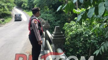 Patroli Presisi Polsek Sukawati Intensif Pantau Daerah Rawan Longsor di Jembatan Kemenuh