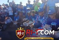 Ketua DPD Partai Demokrat Provinsi Bali I Made Mudarta, S.Sos., Ketua DPC Partai Demokrat Kabupaten Gianyar Tjokorda Gede Asmara Putra Sukawati, S.I.P., M.A.P., bersama jajaran pengurus dan peserta mengikuti Gerakan Langit Biru Indonesia Asri di Pantai Lembeng, Gianyar, Jumat (7/8/2026). (Foto: RI-1.COM/CC89).