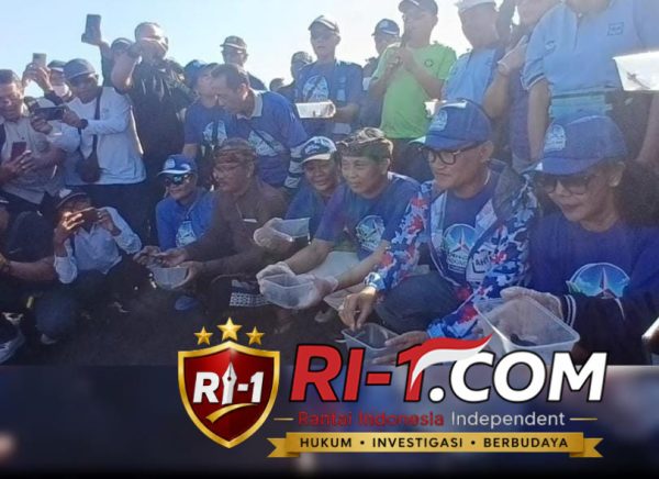 Ketua DPD Partai Demokrat Provinsi Bali I Made Mudarta, S.Sos., Ketua DPC Partai Demokrat Kabupaten Gianyar Tjokorda Gede Asmara Putra Sukawati, S.I.P., M.A.P., bersama jajaran pengurus dan peserta mengikuti Gerakan Langit Biru Indonesia Asri di Pantai Lembeng, Gianyar, Jumat (7/8/2026). (Foto: RI-1.COM/CC89).