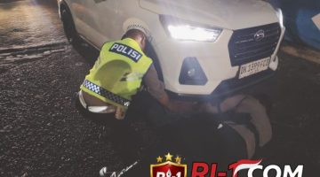 Personel Polres Bandara Bantu Pengendara, Traffic Cone Tersangkut di Bawah Mobil