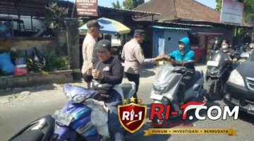 Polsek Payangan Atur Antrean BBM, Bagikan Air Mineral Gratis kepada Masyarakat