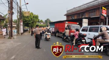 Kapolsek Gianyar Turun Langsung Atur Lalu Lintas dan Bantu Pelajar Menyeberang, Wujud Nyata Pelayanan Prima Polri