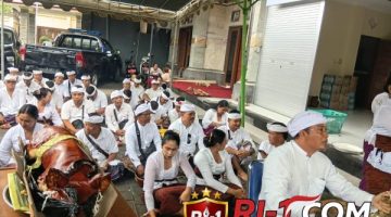 Peringati Hari Raya Saraswati, Bhabinkamtibmas Desa Singakerta Sembahyang Bersama Babinsa, Staf dan Perangkat Desa di Pura Padmasana Kantor Desa